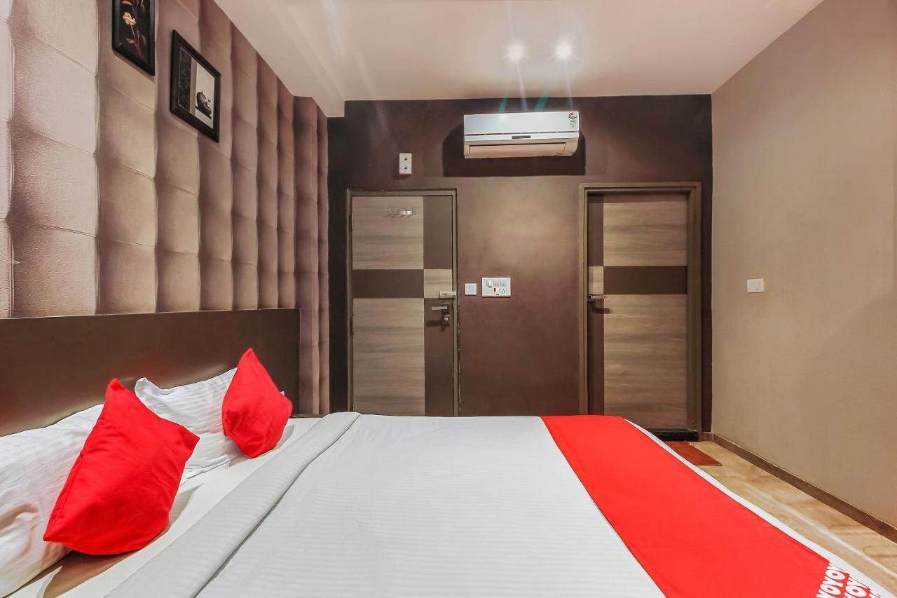 Oyo 26991 Stanza Luxurios Stay Zahirabad Экстерьер фото